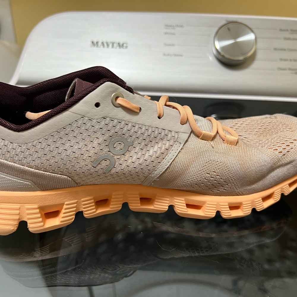 Women’s size 10 OnCloud X shoes